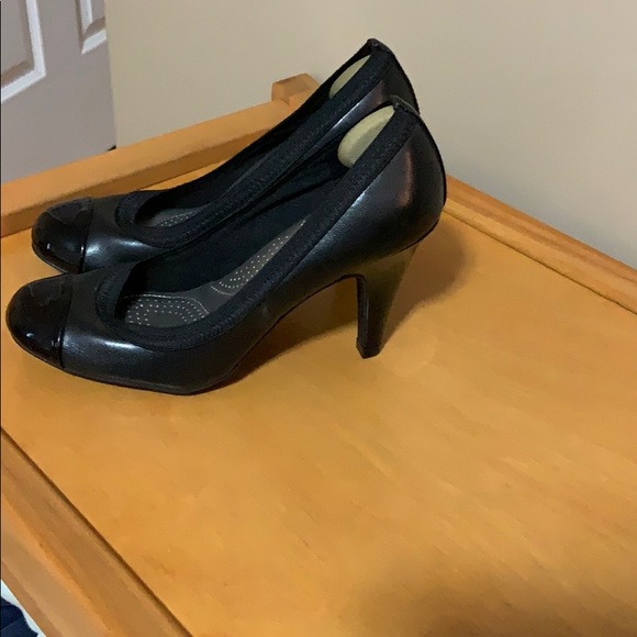 Black heels - Picture 2 of 2